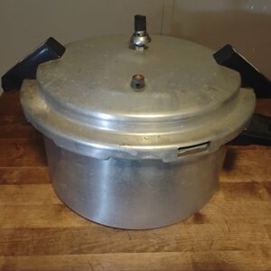 Maitres Vintage 12Qt Pre-owned Aluminum Pressure Cooker With Lid